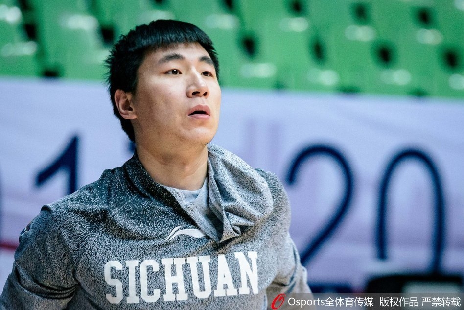 主教练双手叉腰站在场边神情凝重,他时而大声提醒队员注意防守轮转,时而又低头在战术板上勾画,每一次暂停讲解都像是精密计算的棋手在落子。