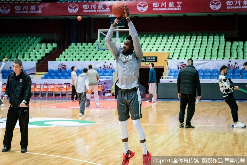 全体队员在训练结束那一刻围成一圈手掌叠在一起,随着一声响亮的加油呐喊,那股团结一心的力量仿佛要冲破场馆屋顶,这就是竞技体育最动人的团魂。