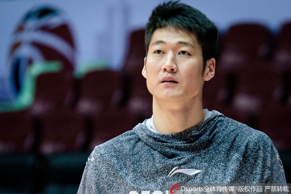 内线悍将正在低位要球训练,汗水早已湿透了他的背心,肌肉线条在灯光下显得格外分明,他用扎实的卡位动作诠释着篮下寸土必争的硬汉本色。