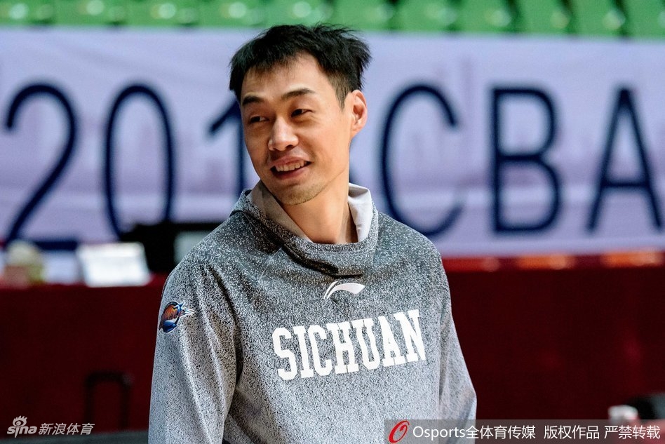 主教练正在给围成一圈的队员们布置战术,哈达迪端着热饮站在最中间,全队神情严肃,备战气氛浓烈。