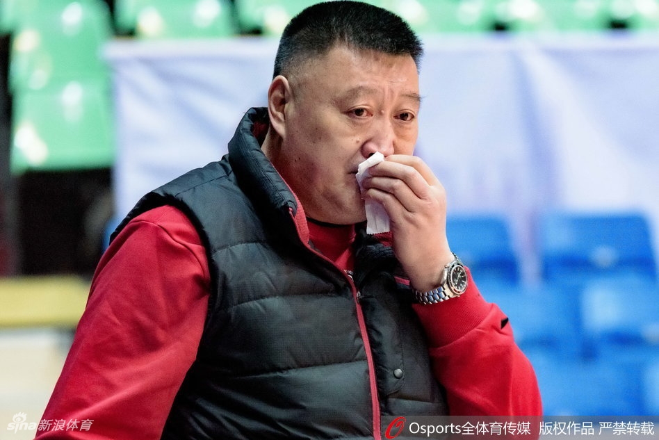 训练间隙,哈达迪脱下训练服露出结实的肌肉,一边喝水一边凝视着远处的球场,仿佛在模拟即将到来的对抗。