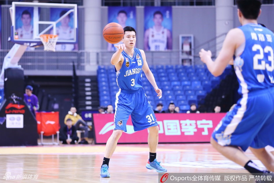 拉杜利察双手重扣挂筐，篮筐在他巨大的拉力下发出轰鸣