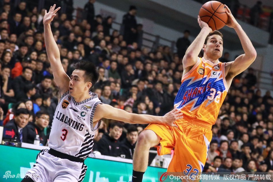 哈德森犹如闪电般掠过防守,在三人合围之前将皮球高高抛起,篮筐在这一刻仿佛为他倾倒。