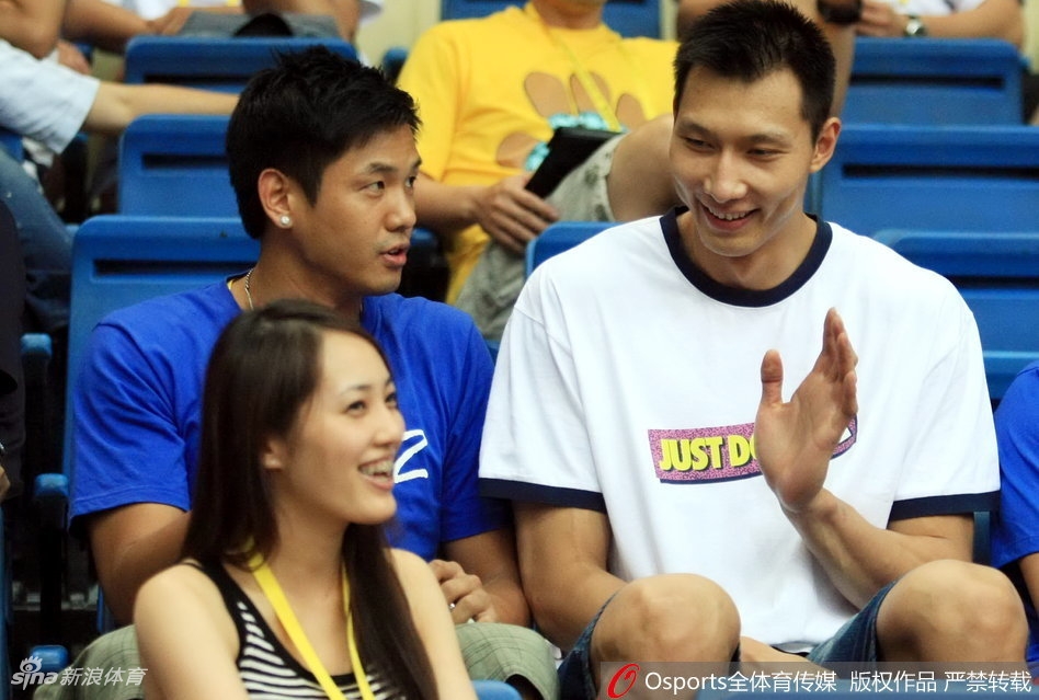 王棠云长发披肩坐在亚锦赛看台上，双手轻托下巴，眼神清澈专注于赛场，宛如漫画中走出的篮球少女