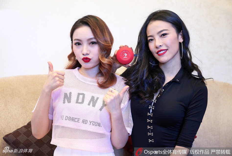 即使是在场边休息，深圳啦啦队的宝贝们依然保持着甜美的微笑，她们聚在一起，成为镜头中一道青春的风景线。