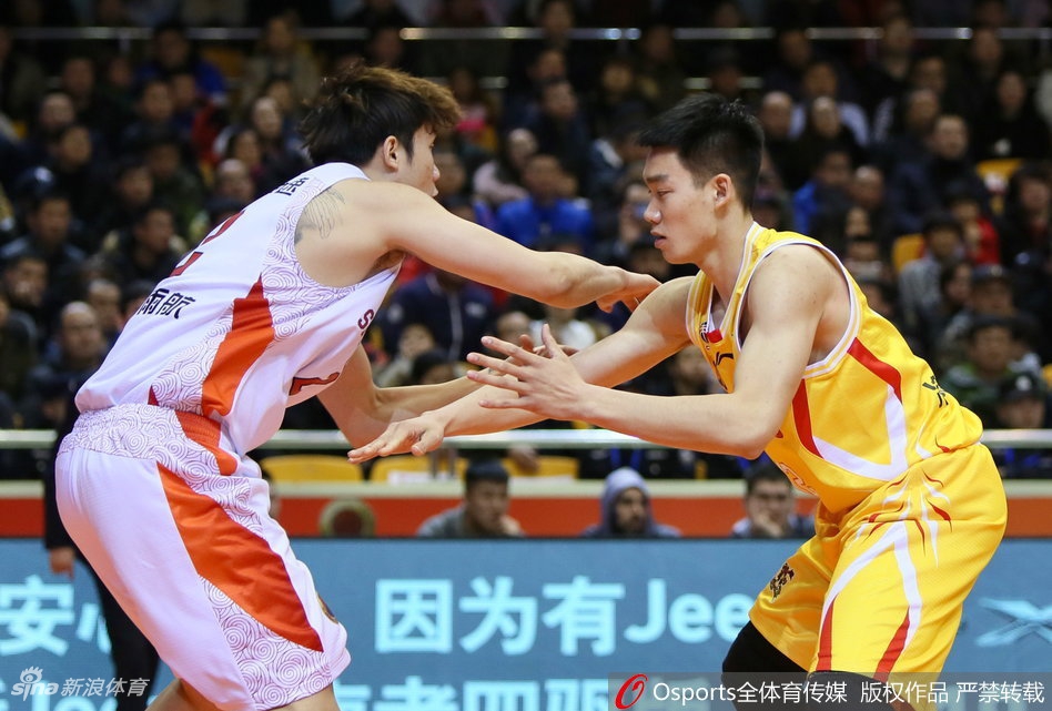 广厦队胡金秋在天津队内线群中高高跃起,用指尖轻轻一点,将皮球补进篮筐,动作轻盈如蜻蜓点水,却又致命一击。