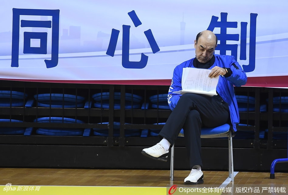 训练场边的战术板上,密密麻麻地画满了战术路线,旁边是阿的江指导留下的笔记,无声地诉说着一位统帅为比赛付出的心血。