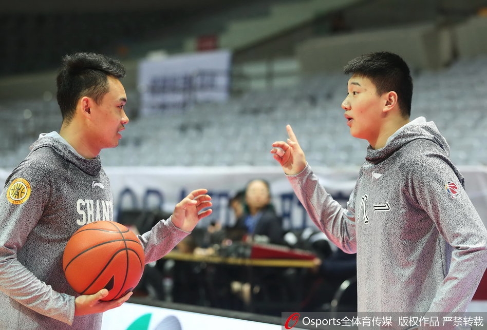 赛前热身完毕，王磊特意绕到八一替补席，他与曾经的队友许钟豪勾肩搭背，两人低头细语，仿佛在回忆过去一起训练时的趣事，场面十分温馨。