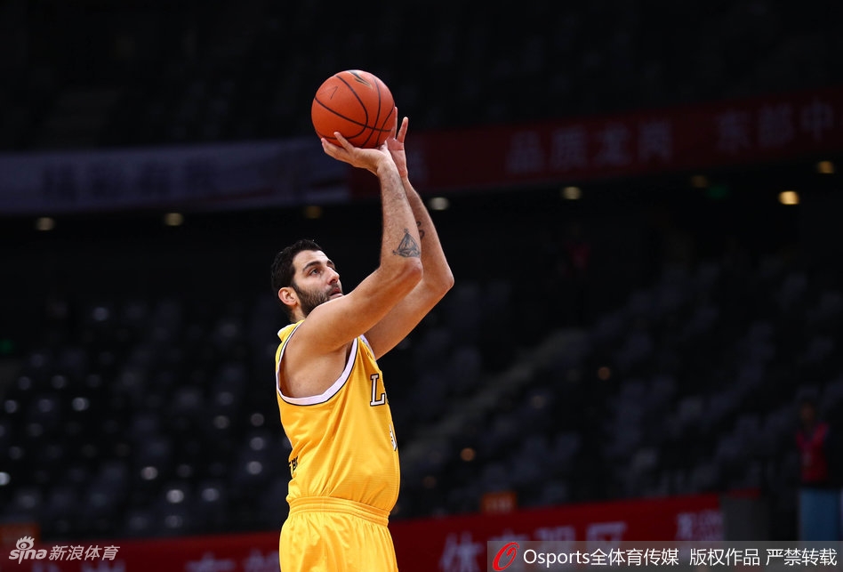 广厦外援博洛西斯在深圳内线群中高高跃起，单臂揽下关键篮板，眼神中透露着必胜的坚毅。