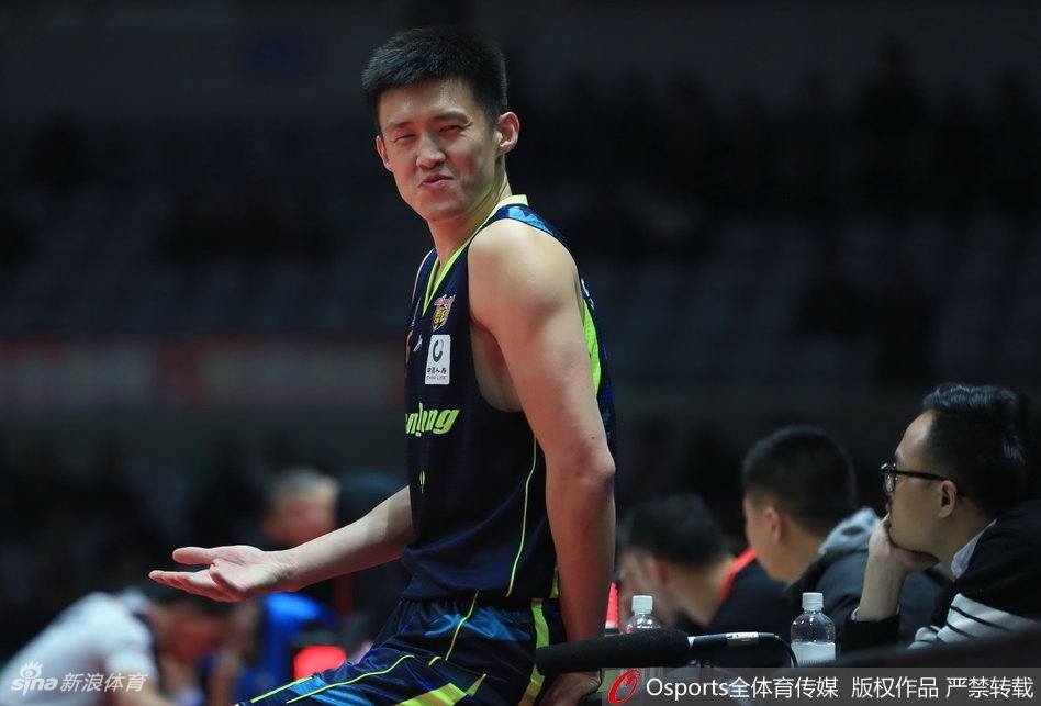 尼克尔森外线持球面对八一队员,毫不犹豫干拔三分,皮球在空中划出一道美丽的弧线直钻网窝。