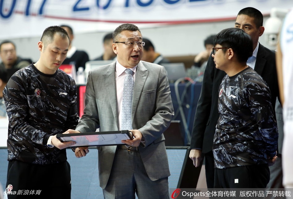 王哲林内线背打,他用力倚靠着防守球员,利用梦幻脚步转身抹入篮下,轻舒猿臂将球放入篮筐,这一球展现了本土内线的扎实技术