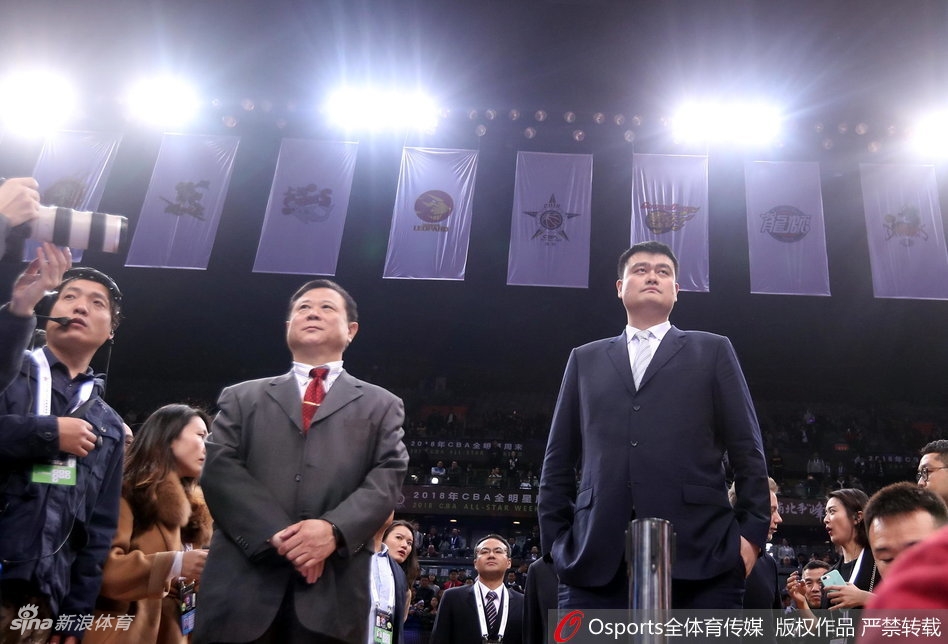 身披南区队服的易建联在赛场上高高跃起，如一张拉满的弓，将手中的篮球狠狠灌入篮筐，整个球馆都为之震动，这是他献给家乡深圳最霸气的礼物。