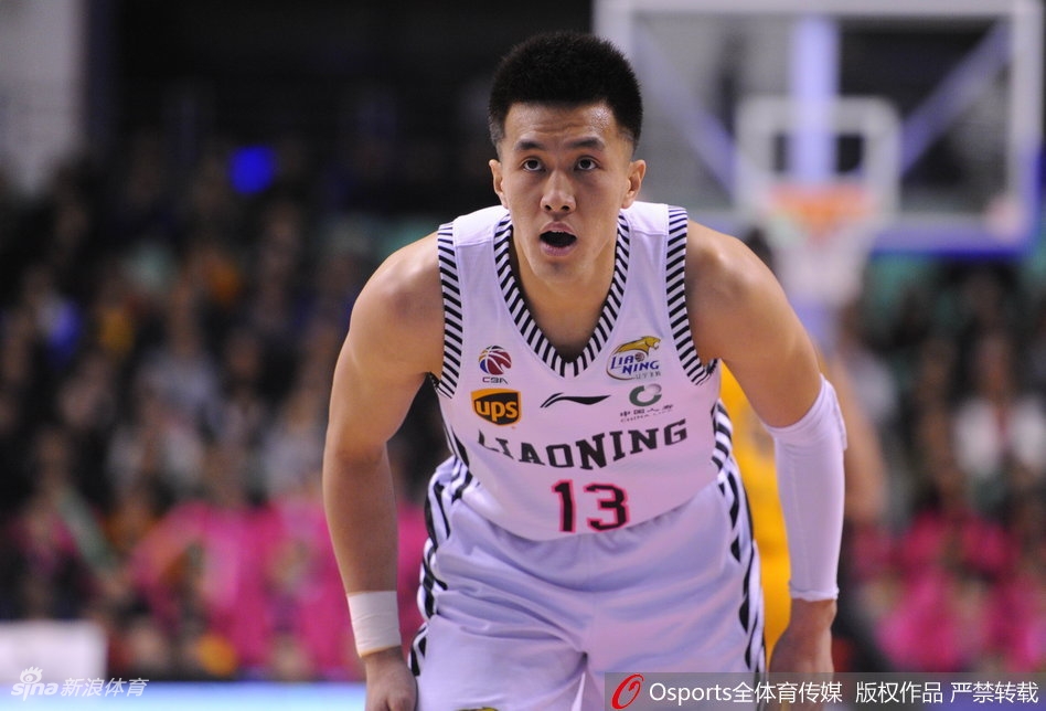 郭艾伦上篮绝杀后，兴奋地与队友撞胸庆祝，释放内心的激情