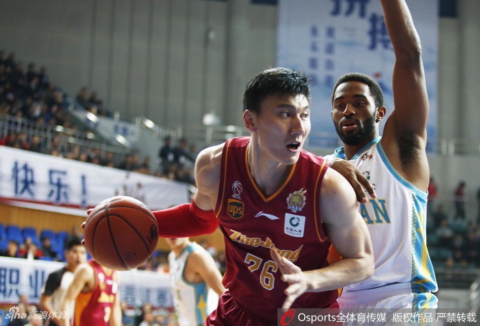 福建外援拉斯-史密斯在三人包夹的缝隙中强行突破,他身体失去重心却依然将球抛向篮筐,这一球不仅打进还要造成对手犯规,尽显超级得分手本色