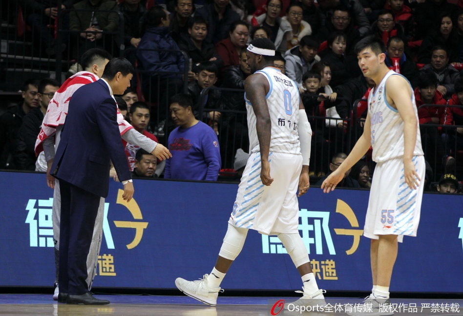 在布拉切伤退后，新疆队外援亚当斯扛起了全队的进攻大旗，他犹如孤胆英雄一般持球强行突破北京队的层层防线，用一记高难度的上篮为球队稳住阵脚。