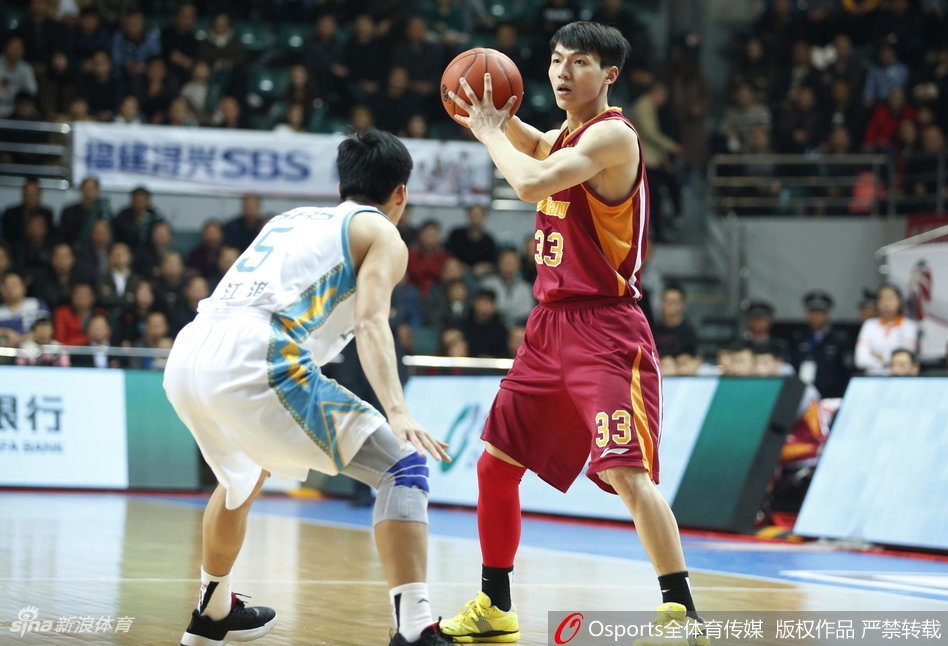 浙江队的获胜功臣斯托克斯迎着防守勾手投篮,手指柔和地将球拨出,篮球在空中划出一道美妙的弧线,直奔篮筐而去