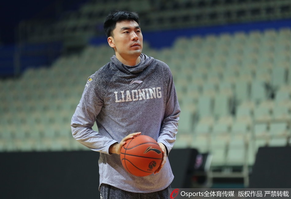 郭艾伦在教练组的注视下进行运球突破练习,专注的眼神与娴熟的控球技术,展现出了核心后卫在赛前的严谨与投入。