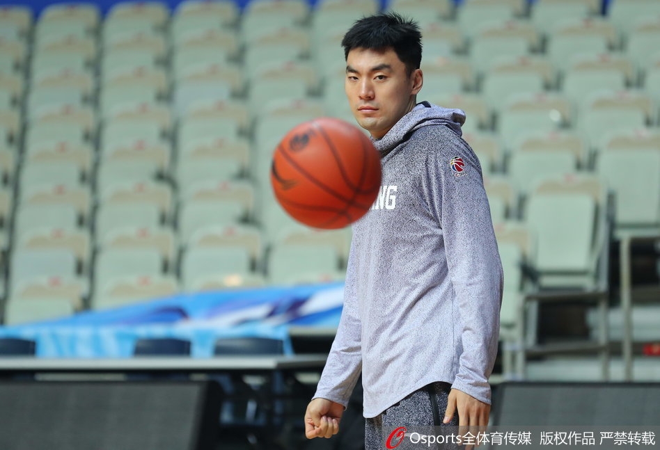 核心后卫郭艾伦在训练间隙露出标志性的灿烂笑容,轻松的神情感染了在场的每一位队友,仿佛预示着今晚的必胜决心。