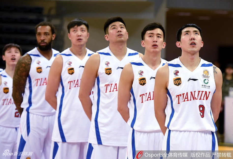 广厦队完成抢断发动快攻,赵岩昊如出膛的炮弹般飞速前插,接球后迎着防守强硬上篮,气势如虹。