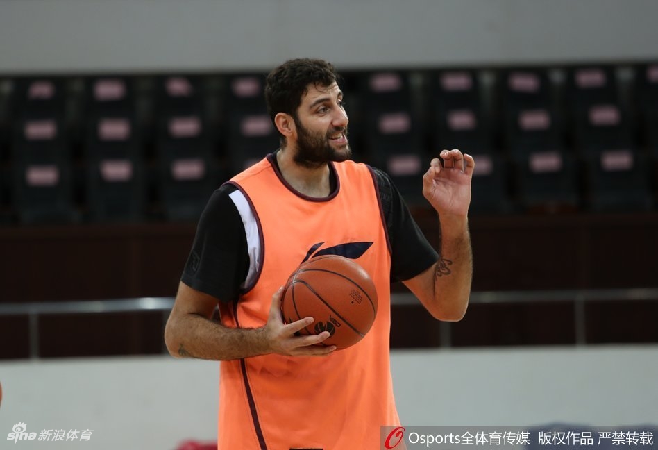 内线新星胡金秋在篮下进行对抗训练,他利用灵活的脚步稳稳将球放入篮筐。经过几个赛季的打磨,这位年轻国手的球风愈发成熟,已然成为广厦内线的定海神针。