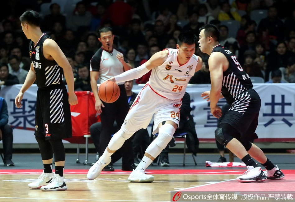 李晓旭伤愈复出登场,外线发炮三分稳稳命中