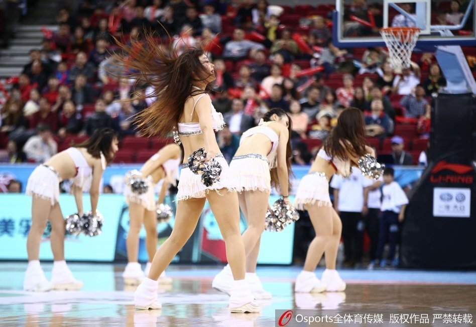 赛后,篮球宝贝们与现场吉祥物互动,向观众席挥手致意,她们用真诚的笑容感谢球迷们的支持,为这场精彩的篮球之夜画上了一个圆满而温馨的句号。