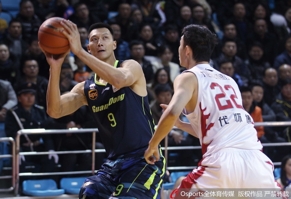 吉林外援兰德里在广东内线夹击之下强硬起身，用出色的腰腹力量拉杆上篮，为东北虎奋力追分
