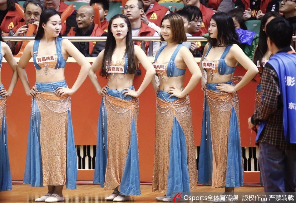 在灯光璀璨的山东省体育馆内，篮球宝贝们排成一列纵队的造型尤为抢眼。她们不仅身材高挑匀称，更在聚光灯下展现出职业舞者的柔韧与力量，每一次转身和甩头都精准卡点，成为看台上男球迷手中相机追逐的焦点。