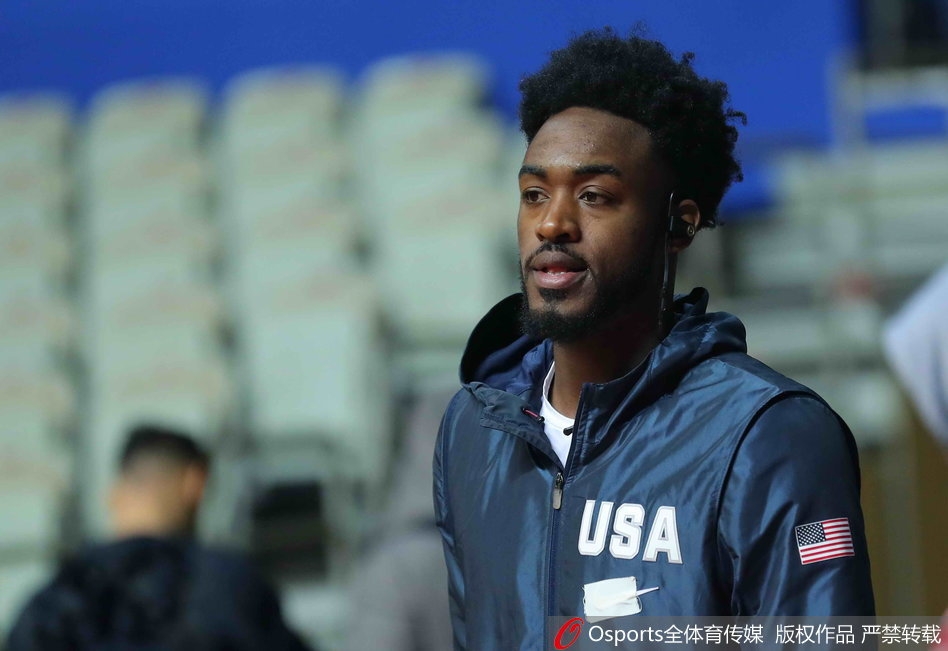 哈达迪与迪奥古在训练间隙击掌相庆，两位内线霸主的联手让四川队的禁区瞬间变成禁飞区