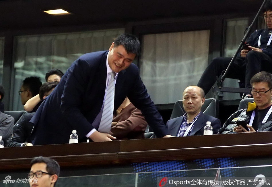 姚主席的目光如炬，他习惯性地十指交叉托着下巴，神情专注地注视着场上自己改革蓝图下的第一场全明星盛会。