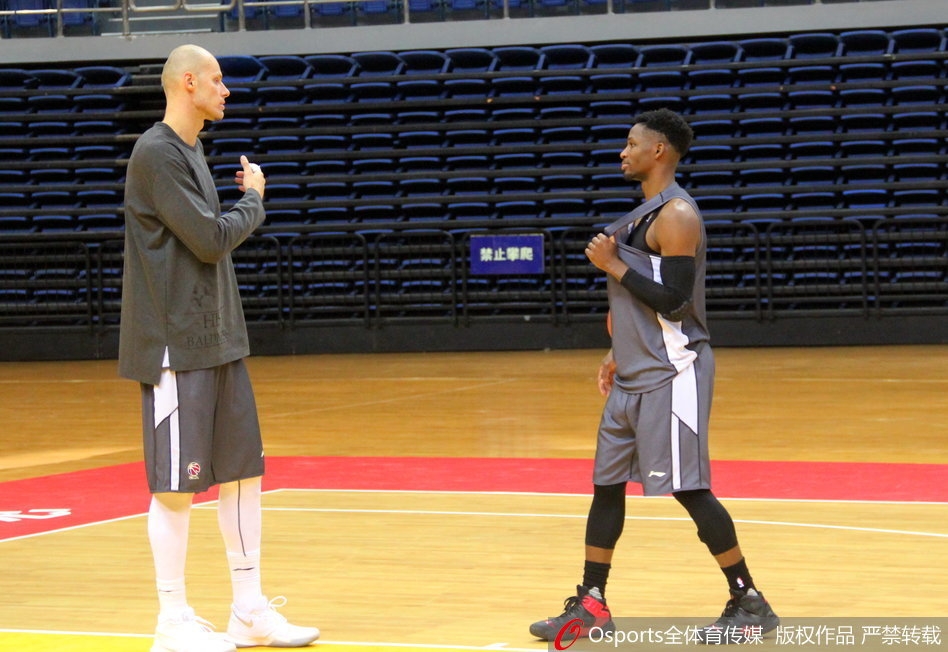 训练中兰佩在内线要位，展现出扎实的篮下技术和强壮的身体素质，他的到来极大增强了青岛队的内线实力。