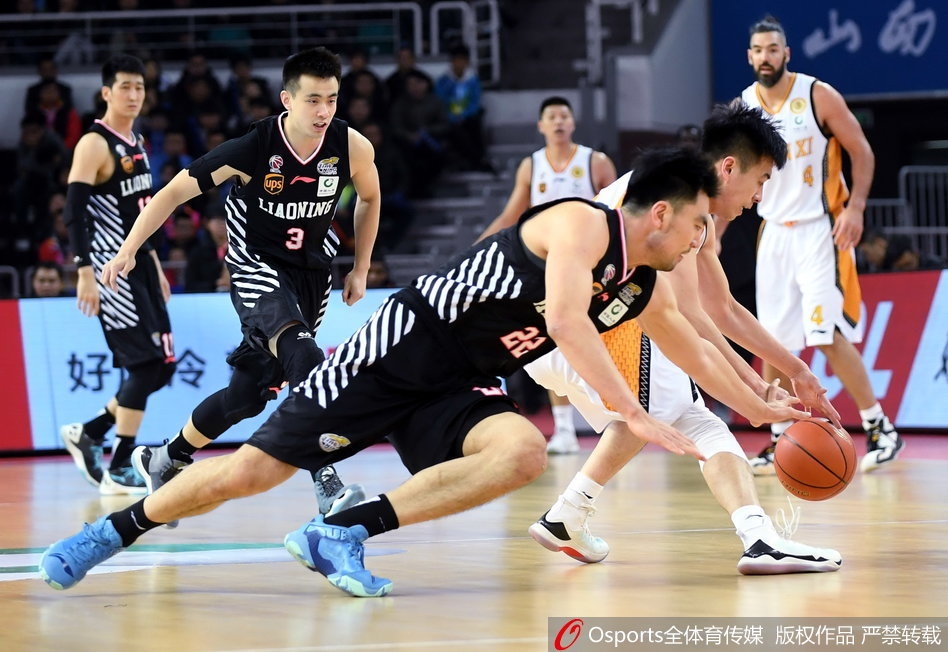 巴斯旱地拔葱,在山西内线群中上演惊天补扣,单手狠狠将球砸进篮筐,整个球馆瞬间被他的暴力美学点燃。