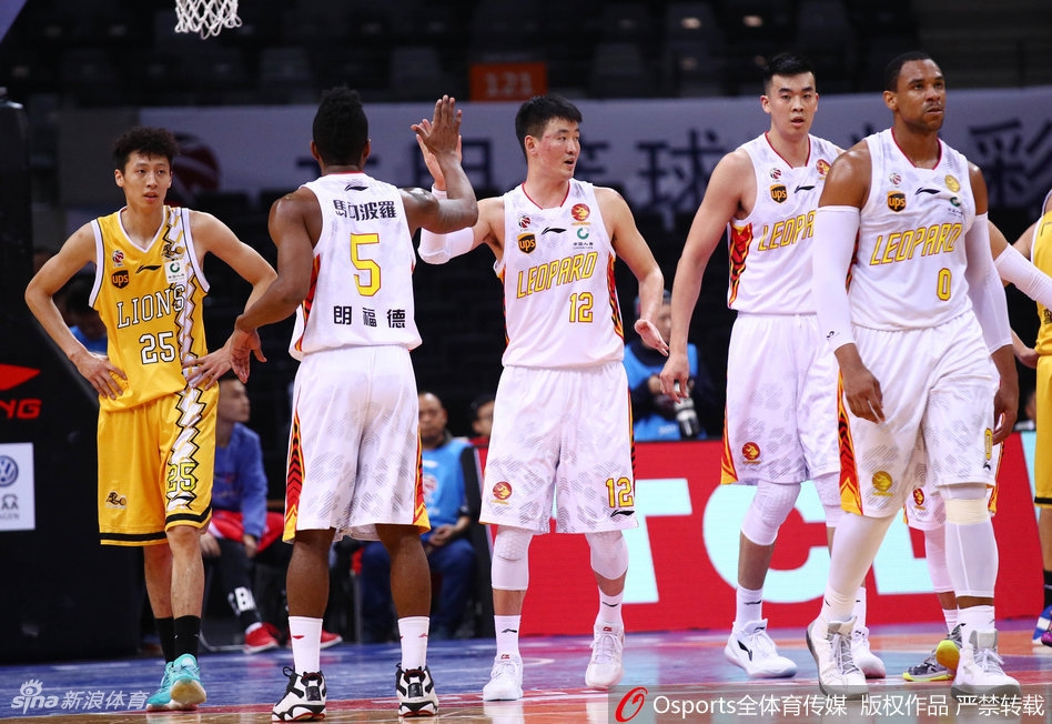 深圳外援萨林杰在广厦多人包夹下强行上篮，尽管砍下大号两双，但孤胆英雄的落寞神情难掩失利的苦涩。