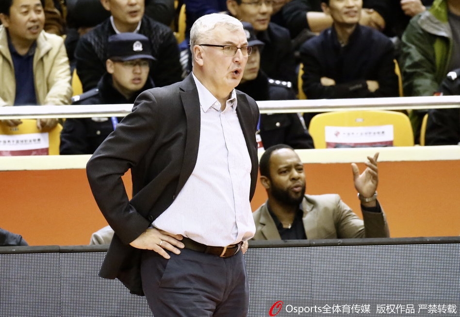 广东队小将胡明轩在边线奋力救球，即使倒地也全力以赴，展现了年轻球员的拼搏精神