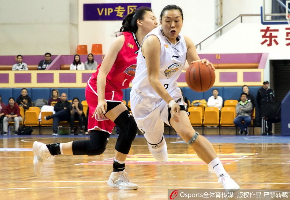 广东女篮替补席球员在队友打出精彩进球后，全体起立欢呼雀跃，充分展现了球队团结一心的氛围