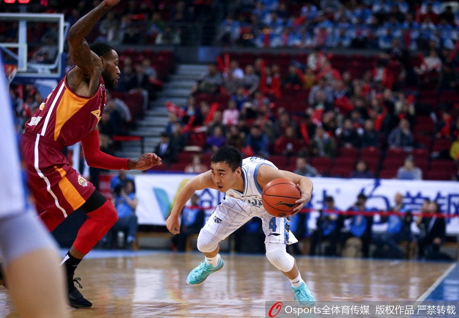 杰曼在浙江队严密的联防中犹如一把尖刀，他利用节奏变化试图撕裂对手防线，这一球展现了其出色的个人能力。