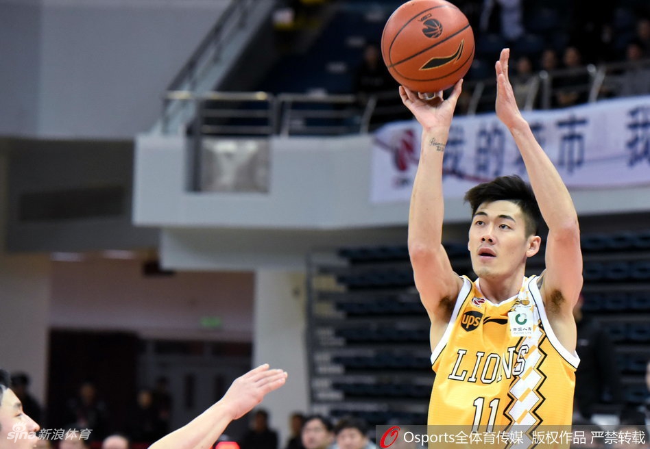 老将林志杰持球背身单打,利用经验晃起防守后,轻巧地抛射打板命中,诠释了宝刀不老的风采。