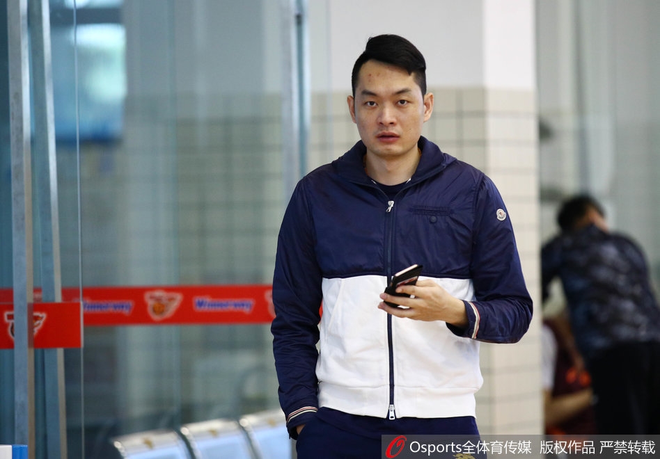 训练结束后赵睿认真做肌肉拉伸，神情放松但目光仍充满斗志，职业素养体现在每个细节