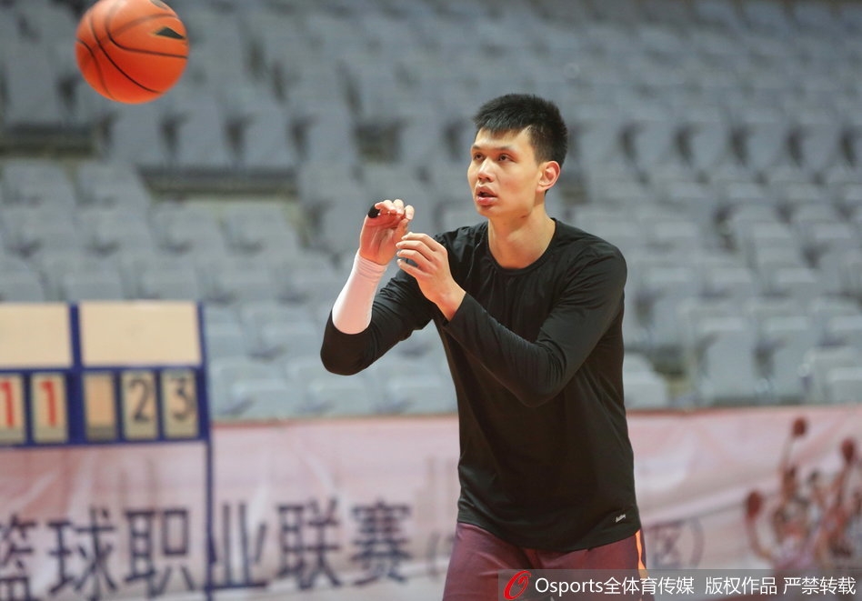 阿尔斯兰在三分线外高高跃起，出手瞬间眼神专注，篮球带着旋转飞向篮筐