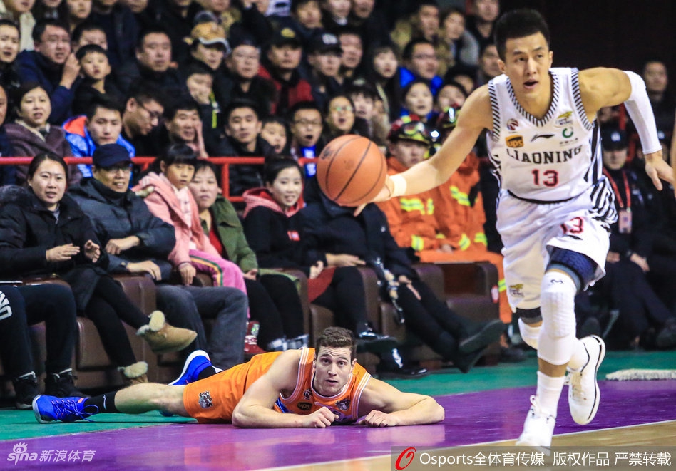 弗格在加时赛命中关键三分后仰天长啸,手臂上的肌肉线条紧绷,仿佛要将整个赛季的压力在这一刻尽情释放。