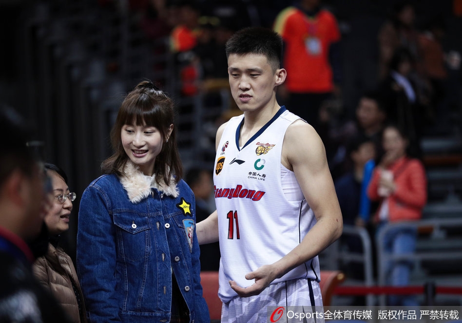 看台上，周鹏的爱人神情专注，目光紧紧追随着球场上那个身披宏远战袍的熟悉身影，无声的支持胜似千言万语。