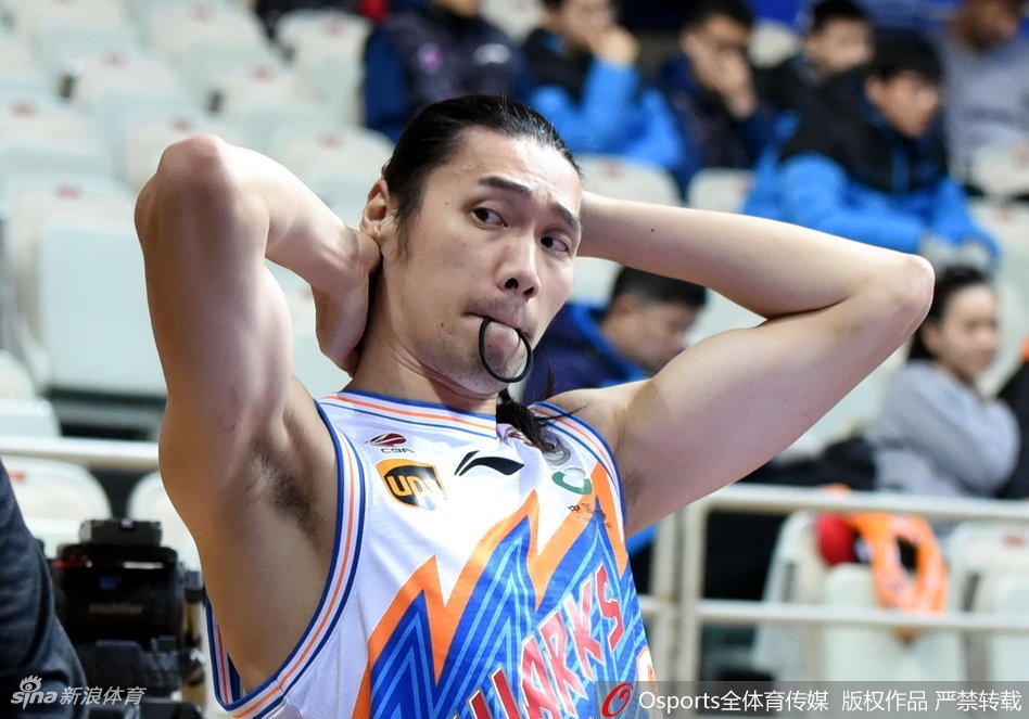 曾文鼎的手指灵活地穿梭在发丝间,脸上露出一丝顽皮的笑容,仿佛在创作一件得意的艺术品,完全忘记了身旁激烈的比赛。