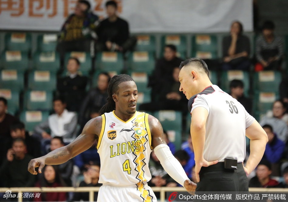 林志杰犹如出鞘的利刃，用标志性的急停跳投穿越上海队的防线，老将的冷静与果敢在这一刻展露无遗。