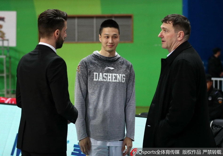 山东外援劳森赛前运球寻找节奏，眼神犀利准备用精准投射撕裂同曦防线