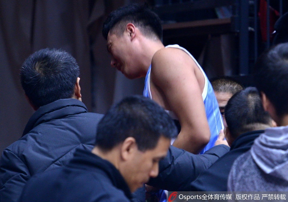 翟晓川在队医的搀扶下走向球员通道，他低着头，右手不敢发力，背影写满了落寞与不甘。