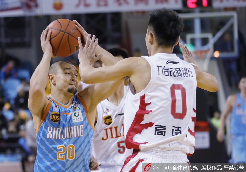 吉林队外援韦弗迎着防守人，高高跃起干拔三分，篮球在空中划出一道美丽的弧线，现场球迷的目光也随之凝聚。