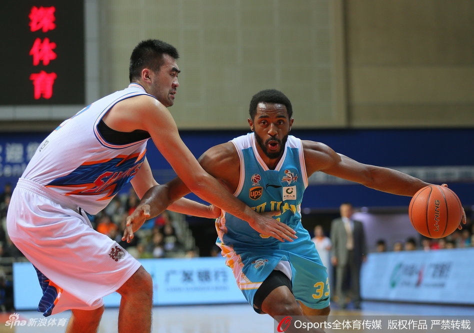 翟逸高高跃起单手劈扣，整个身体在空中完全舒展如满弓，防守球员只能无奈仰望成为背景板