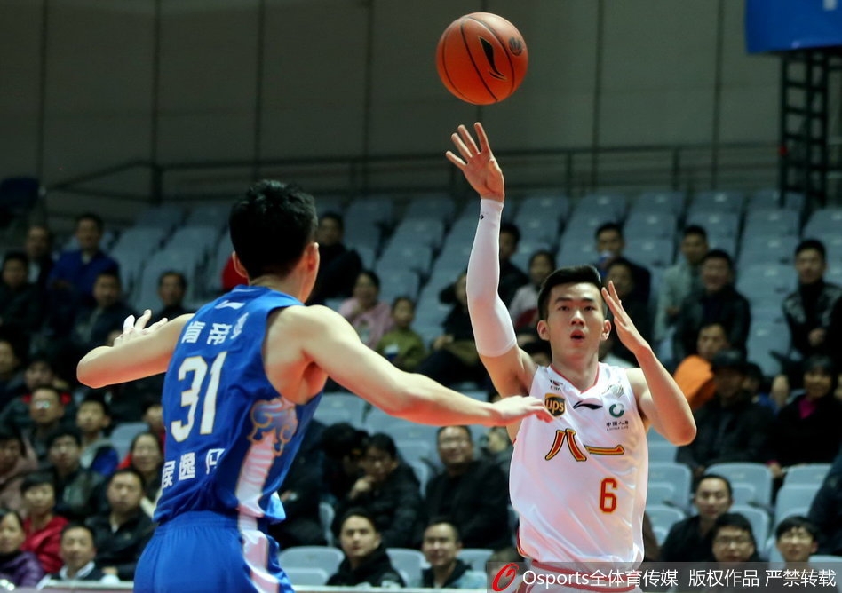 江苏队外援马尚·布鲁克斯面对八一队多人包夹防守,依然闲庭信步,眼神坚毅地寻找队友传球路线。