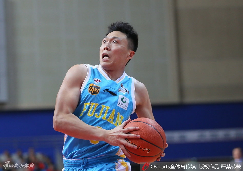 王哲林强硬背打张兆旭，转身小勾手命中，两人肌肉碰撞火星四溅，福建当家球星用行动证明内线统治力