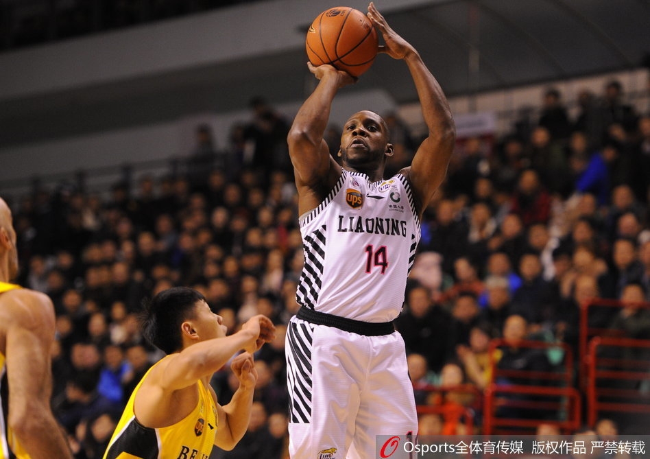 韩德君末节披挂上阵，巨塔般镇守篮下，他一出场便让辽宁球迷吃下了定心丸